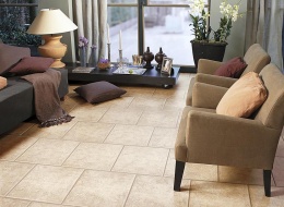 Keramické laminátové dlaždice Quick-Step Quadra ve vzoru Tramonto. Jsou spojené prohloubeným spojem, záruka činí 25 let. Tloušťka 8 mm, cena 619 Kč za metr čtvereční bez DPH (EVEREL)