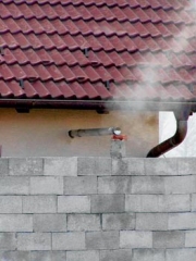 "Elegantní" řešení po česku. Vyústění odvodu spalin je navíc na nevhodném místě s nedobrými podmínkami pro jejich rozptyl
