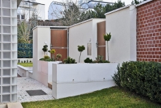 Vstup na pozemek (z jižní strany) architekti navrhli v souladu s architekturou domu