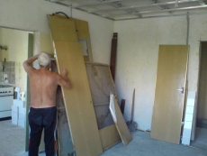 S odstraněním umakartu hodně pomohl děda