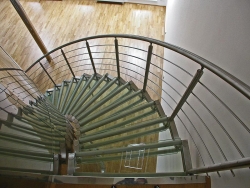 SCHODIŠTĚ VŘETENOVÉ – TOČITÉ: Nosný prvek – vřeteno (sloup) tvoří svislá střední podpora umístěná v ose schodiště. Tento sloup může být dřevěný, kamenný nebo ocelový. Vřetenový typ schodiště je vhodný zejména při nedostatku místa. Vhodným materiálem pro výrobu točitého schodiště je dřevo a kov. Toto schodiště svým zajímavým vzhledem obohatí interiér každého domu. Pozor, minimální šířka stupně u točitého schodiště musí být 130 mm 