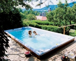 Luxusní masážní bazén Swim Spa (457 x 239 x 124 cm) ideálně slučuje přednosti bazénů a vířivek: nabízí plavání proti proudu (6 trysek, až 3 000 L/min., rodinnou idylu i celoroční termální relaxaci s masáží (13 vodních trysek). Za takový komfort zaplatíte zhruba půl milionu (USSPA)