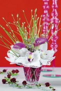 Kdo by odolal překrásné kytici, které dominují velké květy orchideje Cymbidium ´Jungfrau´? Aranžmá doplňují romantické růžové kaly odlehčují ho drobná poupata česneku (Allium schubertii)