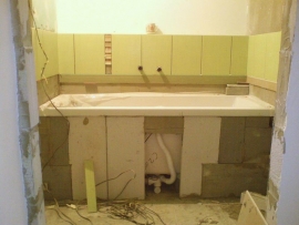 Poslední věcí před obložením koupelny obklady bylo usazení vany a WC