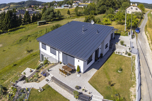 Terasa, která je propojená s domem, nabízí možnost příjemného venkovního posezení.