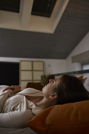 Ke zdravému životnímu stylu může patřit i lenošení, to když máte doma chytré ovládání střešních oken VELUX ACTIVE with NETATMO. Dostatek světla, tepla a čistého vzduchu (CO2) v interiéru hlídají senzory a na základě vyhodnocení údajů se střešní okna se systémem VELUX ACTIVE automaticky otvírají, zavírají i zastiňují. (Zdroj: VELUX)