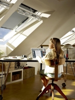 Venkovní markýza VELUX dokáže snížit prostup slunečního tepla do interiéru až o 90%, a zajistit tak v letních měsících v podkroví příjemné klima.