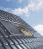 Venkovní markýza VELUX sníží prostup slunečního tepla do interiéru až o 90 %, a zajistí tak v létě příjemné klima.