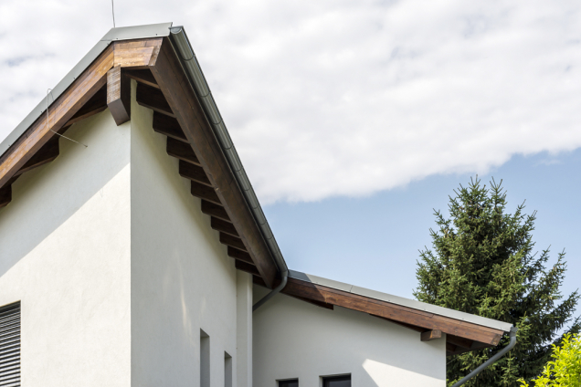 Majitelé si pro svůj krásný, ale specifický pozemek vybrali stejně atypický projekt. Na stavbě se stavebník podílel ve velké míře i osobně – spolu s projekční kanceláří zvládli tvarově složitou stavbu realizovat v kombinaci svépomoci a najatých profesí. Jako optimální materiál, který umožní skloubit všechny tyto požadavky, zvolili Ytong. (Zdroj: Xella CZ)