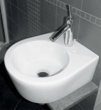 Keramické umyvátko Visit (KERAMAG) 10 029 Kč, baterie Axor Starck (HANSGROHE) 12 471 Kč