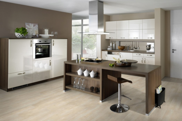 Vinylové krytiny 1FLOOR „V“ , která je vlastní kolekcí KPP, jsou k dispozici ve variantách lepených dílců, dílců se zámkem a dílců na HDF desce se zámkem v tloušťkách 2 mm, 4,5 mm a 9 mm pro různé výškové úrovně místností. Snadno s nimi sjednotíte vzhled podlahy v celém interiéru, a to včetně schodiště (zdroj: KPP)