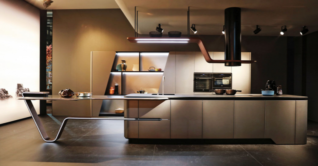 Kreace Vision, kterou italská společnost Snaidero představila na letošním veletrhu Eurocucina v Miláně, pracuje s šikmými liniemi. Nejde však jen o vzhled, dynamické  a subtilní kovové prvky dodávají větší pevnost i nové možnosti praktického využití (např. propojení digestoře s osvětlením)