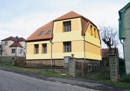 Lžička na meloun, modelová řada Latina (GUZZINI), design Angeletti Ruzza), nerez, rukojeť nerez + plast v barvě modré, červené nebo žluté, cena 466 Kč, CASA BELLA