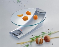 Designově skvostná váha 65055 do 5 kg s LCD displejem v nožce a skleněným talířem, cena 580 Kč (SOEHNLE)