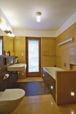 Koupelna má vlastní balkon. Zařízení je ze studia Kozák koupelny