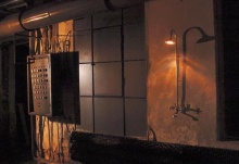 Nástěnné svítidlo Hot/Cold je založeno na interaktivitě, design Petr Korecký (2006). Uživatel si pomocí kohoutků volí intenzitu teplého a studeného světla, www.huberokororo.net