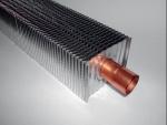 Teplovodní výměníky Panel-Trim lze dodávat i samostatně v délkách od 61 do 244 cm (rozměrové moduly po 30 cm). Zvlněné lamely a uzavřené hrany z obou bloků zvětšují plochu pro přestup tepla a zdokonalují komínový efekt pro proudění vzduchu. Průchozí měděná trubka má jednostranné hrdlo, které umožní jednoduché vzájemné propojení modulů do požadované délky (CLAGE), cena 538-2 154 Kč). Objednat lze rovněž kryty a závěsné konzoly:  těleso se tak změní v nízký soklový konvektor (výška 20 či 25 cm)