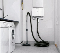 Nástěnný centrální vysavač Minivac-Premium s mimořádným sacím výkonem 653 W a přijatelnou hlučností 68 dB