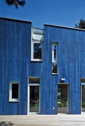 Celý dům je obložen palubkami s tepelnou úpravou thermowood, která zajišťuje větší odolnost a tvarovou stálost dřeva