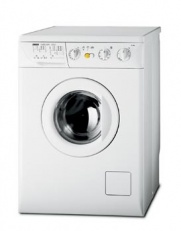 Automatická pračka se sušičkou ZANUSSI W 1002 63 l vody a 1,15 kWh energie. Zařazená je proto do energetické třídy D. Cena 20 990 Kč, ELECTROLUX