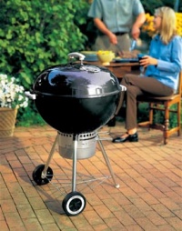 Gril One Touch na dřevěné uhlí může mít průměr 47 nebo 57 cm. Kovové části mají stříbrnou nebo zlatou barvu a gril bývá vybaven různými doplňky (Weber, cena od 4 199 do 13 089 Kč)