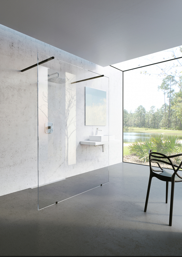 Prostorný a vzdušný model Walk-in Free. Ikona designové koupelny, která díky použití jediné pevné stěny umožňuje vstup do sprchového prostoru z obou stran (RAVAK) 