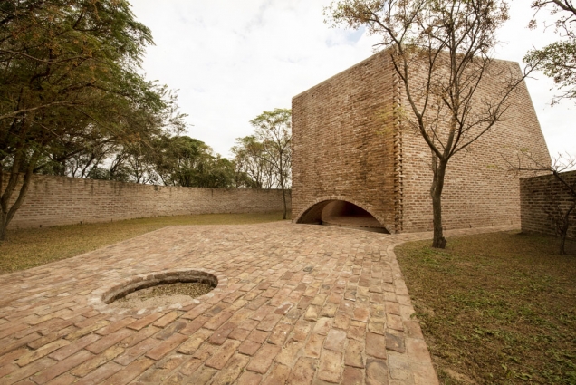 Brick Awards 2018: Zvláštní cena, kategorie Sdílení veřejného prostoru: Kaple sv. Bernarda, La Playosa, Argentina Architekt: Nicolás Campodonico Estudio, Argentina Jednoduchá architektura z pálených cihel vytváří v argentinské pampě, na odlehlém místě bez vody a vody a elektřiny prostředí pro nerušenou meditaci a splynutí s přírodou. Okolo je jen pustá volná krajina a slunce. Stavba je navržena tak, aby v den Svatého Bernarda slunce vrhalo stín ve tvaru kříže přesně na osu vnitřního prostoru kaple.