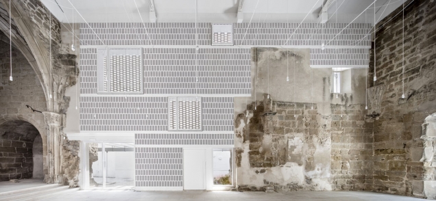 Brick Awards 2018: Zvláštní cena, Stavba mimo kategorie: Starý kostel ve Vilanova de la Barca, Lleida, Španělsko Architekt: AleaOlea Architeture &amp; Landscape, Španělsko Rekonstrukce a dostavba kamenného kostela ze 13. století, zničeného během španělské občanské války, s použitím pálených keramických cihel a tašek ukazuje univerzálnost a přizpůsobivost tohoto materiálu. Představuje neobvyklý přístup k historické architektuře a unikátní dialog mezi minulostí a současností.