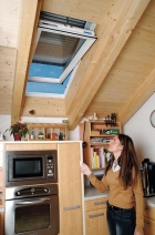 Vysoko umístěné střešní okno potřebuje dálkové ovládání. Plastové střešní okno WDF 648 K od firmy ROTO je již z výroby vybaveno zateplovacím blokem a jeho pohyb řídí elektromotor. Dálkově lze ovládat i venkovní lamelovou roletu z hliníku. Ta dosahuje optimální tepelné izolace díky spojení lamel pevnou tkaninou, která od sebe zároveň jednotlivé profily teplotně odděluje