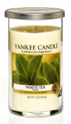bílý čaj Tato kvalitní svíčka Yankee Candle White Tea hoří až 45 hodin. Ve vrcholu voní jako citron, v srdci ucítíte bílý čaj a v základu se rozvine vůně pačuli. Hodí se i do moderních interiérů. www.yankeesvicky.cz