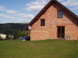 Domu stále chybí fasáda, příjezdová cesta a oplocení