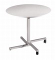  Křeslo Iris s látkovým potahem (možná i kůže nebo alcantara) a kovovými područkami. Cena 9 340 Kč, POLSTRIN DESIGN 