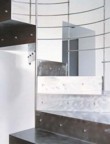 Detail schodiště z mírně broušeného nerezového plechu