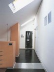 Galerie, na jejímž jednom konci je parní sauna se skleněnými dveřmi