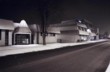  Velká koupelna v patře se nachází nad kuchyní a je přístupná z galerie. Na podlaze je použita béžová mozaika, šedá na obkladech zdí 