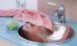 Křeslo Dodo (Cassina) nabízí důstojné sezení i nedůstojně pohodlné lenošení. Cena 67 535 Kč, DESIGN FÓRUM