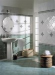  Milovníci zelené si užiji s obklady Tirenia od výrobce CERAMICA DIMOLA (prodává OP INVEST). Pestrost realizace má „na svědomí“ kombinace pokládky nakoso s tradičním položením 