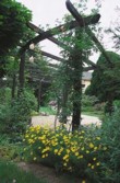  Vhodným doplňkem kulatého odpočivadla je pdobně tvarovaná pergola 