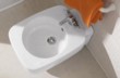  Závěsný bidet kopíruje tvar umyvadla. Cena 12 625 Kč, armatura podle provedení 8 260 Kč, respektive 10 381 Kč (termostatická), ceny bez DPH 