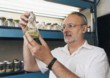  Malá předsíň s šatnovým koutem a prosklenými dveřmi do obývacího pokoje 