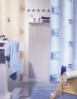 Štítem je dům otočený do městského parku. Paní domu, která je zároveň majitelkou galerie, zde za spolupráce s radnicí čas od času pořádá výstavy pod širým nebem