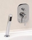  Komfort hydromasážní vany zvyšuje podomítková sprchová baterie s jednoduchým designovým sprchovým sluchátkem. 