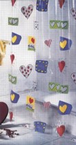  Bližší pohled na uspořádání dřevěného sloupoví v lodžii a na způsob upevnění skleněného zábradlí, které chrání terasu 