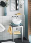 Umyvadlová sestava Loop v kombinaci módních materiálů (kovu, skla a keramiky). Umyvadlo 42 505 Kč, tříotvorová baterie Tara 19 720 Kč, SANITOP