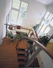  Posuvnými cveřmi lze z obývacího pokoje vejít do pracovny. Designový krb o výkonu 12kW dokáže dům v případě potřeby vyhřát. 