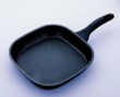 Čtvercová pánev s nepřipalitelným povrchem, průměr 20 až 28 cm, cena od 399 do 599 Kč, Tescoma