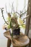  v této kytici, která v sobě zrcadlí základní znaky zimy, jsou svázány větve hrušky, suché listy agáve (Agave), listy orchideje, bílý hvězdník (Hippeastrum), šeřík (Syringa) a protea (Protea) 