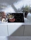 Také v podkroví je bílá barva dominantní s přírodními materiály