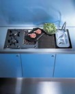 Kombinace varné plochy z programu Combiste (40 x 113 cm, Miele), kontaktní lávový gril, odkládací mřížka a nerezový dřez, cena sestavy 71 370 Kč