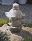  Neodmyslitelnou ozdobou japonských zahrad jsou lampy. Tento pěkný výtvor dovezl majitel z Japonska 